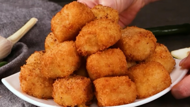 SOČNE KOCKE OD PILETINE PUNJENE PUTEROM I SIROM: Zaboravite na standardno pohovanje, tajna se krije u jednom sastojku