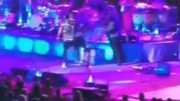 LEGENDARNI KARLOS SANTANA SE SRUŠIO NA BINI! Gitarista se onesvestio u toku koncerta, nastup momentalno prekinut (VIDEO)