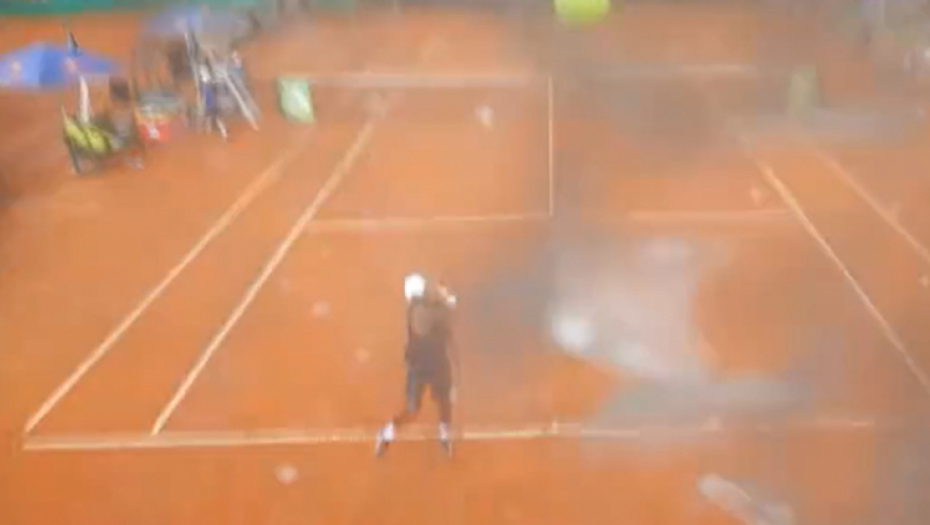 NEVEROVATNE SCENE U AUSTRIJI Teniser se iznervirao i polomio kameru (VIDEO)
