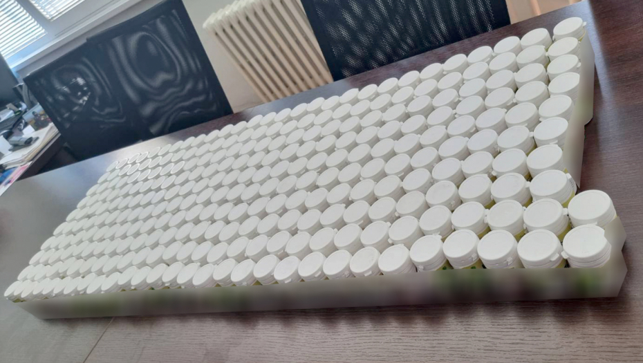 UHAPŠEN CRNOGORSKI DRŽAVLJANIN KOD KRALJEVA U njegovom gepeku pronađeno 56.400 tableta psihoaktivnih supstanci