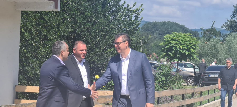 PREDSEDNIK U MORAVIČKOM OKRUGU: Vučić posetio porodicu Bogdanović: Mnogo me raduje što imate puno dece! (FOTO/VIDEO)