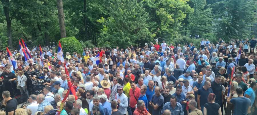 PREDSEDNIK VUČIĆ SE NAŠALIO SA MEŠTANIMA Kad je neko rekao da je Srbinu nemoguće ugoditi, mora da je mislio na Ivanjicu