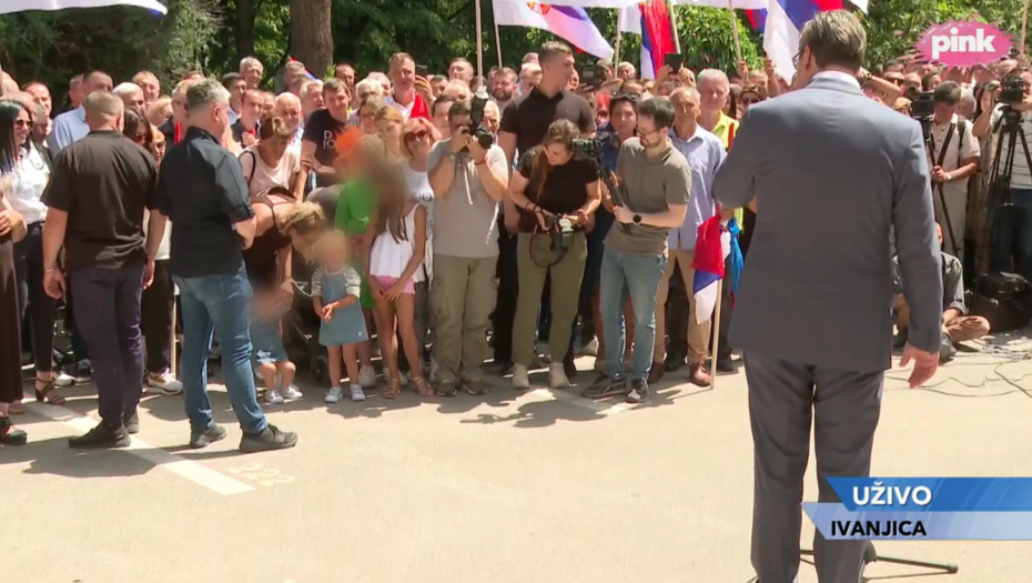 PRIVUKLE PREDSEDNIKOVU PAŽNJU NA SKUPU U IVANJICI Vučić je posebno pozdravio dve devojčice u prvom redu (FOTO)