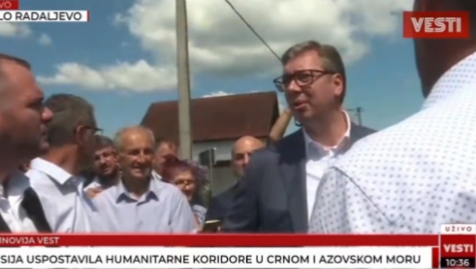 PREDSEDNIK ISMEJAO TRAČEVE, CELO SELO SE SMEJE Gde god najavim put kažu "tu Vučić ima kuću" (VIDEO)