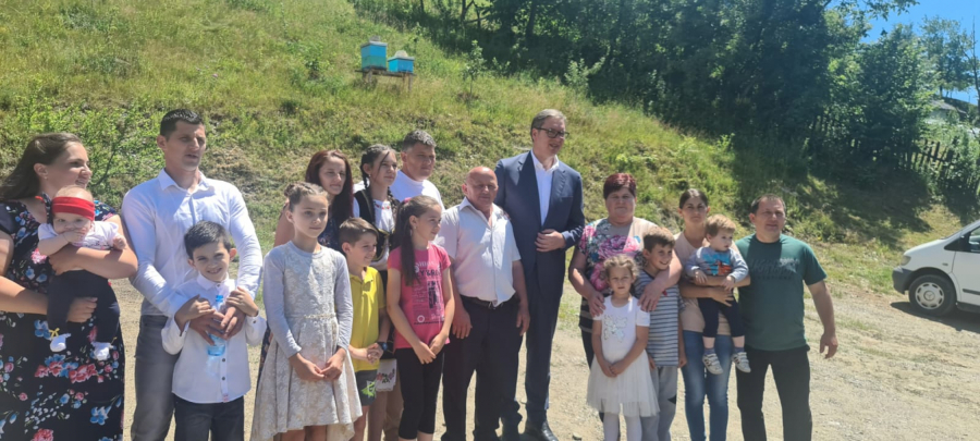 PREDSEDNIK U MORAVIČKOM OKRUGU: Vučić posetio porodicu Bogdanović: Mnogo me raduje što imate puno dece! (FOTO/VIDEO)