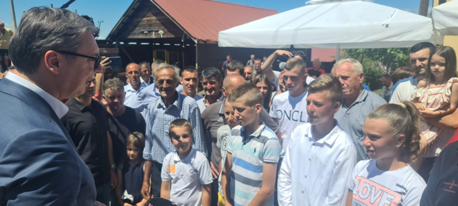 PREDSEDNIK U MORAVIČKOM OKRUGU: Vučić posetio porodicu Bogdanović: Mnogo me raduje što imate puno dece! (FOTO/VIDEO)