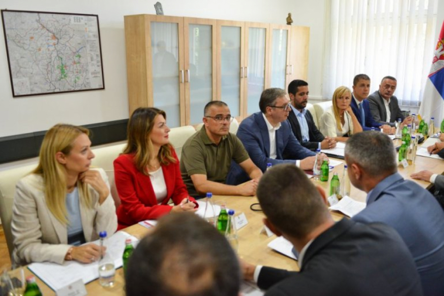 PREDSEDNIK U MORAVIČKOM OKRUGU: Vučić posetio porodicu Bogdanović: Mnogo me raduje što imate puno dece! (FOTO/VIDEO)