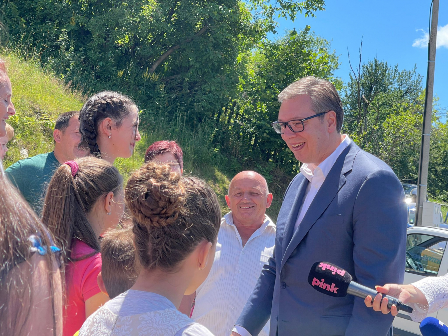 PREDSEDNIK U MORAVIČKOM OKRUGU: Vučić posetio porodicu Bogdanović: Mnogo me raduje što imate puno dece! (FOTO/VIDEO)