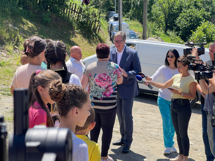 PREDSEDNIK U MORAVIČKOM OKRUGU: Vučić posetio porodicu Bogdanović: Mnogo me raduje što imate puno dece! (FOTO/VIDEO)
