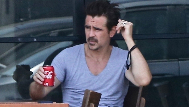 GLUMAC (46) UHVAĆEN BEZ ODEĆE Za žene je leto sada još vrelije, svaki mišić mu se ocrtao!