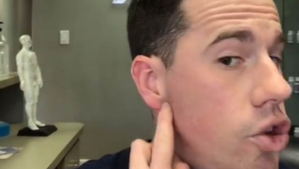 IZMASIRAJTE OVU TAČKU PRED SPAVANJE I REŠITE SE NESANICE Preko 10 miliona ljudi je pogledalo ovaj trik akupunkturiste