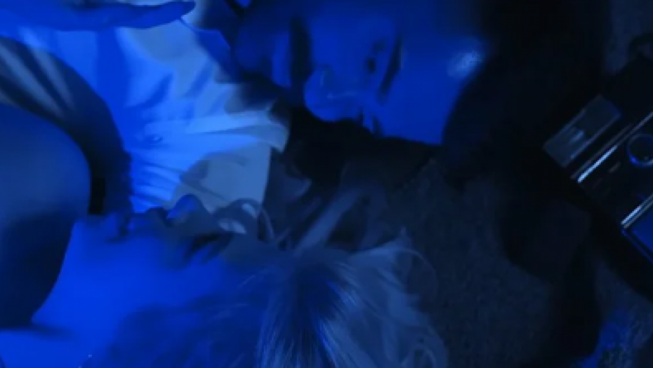 VRELI KADROVI ZAPALILI MREŽE Srpska pevačica u krevet odvukla Kenana iz "Zadruge", sve puca od strasti, a komentari ne prestaju (FOTO)