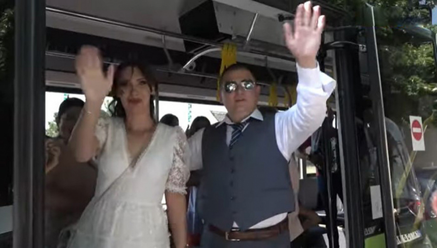 MLADA BACILA BIDERMAJER U AUTOBUSU! Jovana i Goran napravili venčanje za pamćenje (VIDEO)