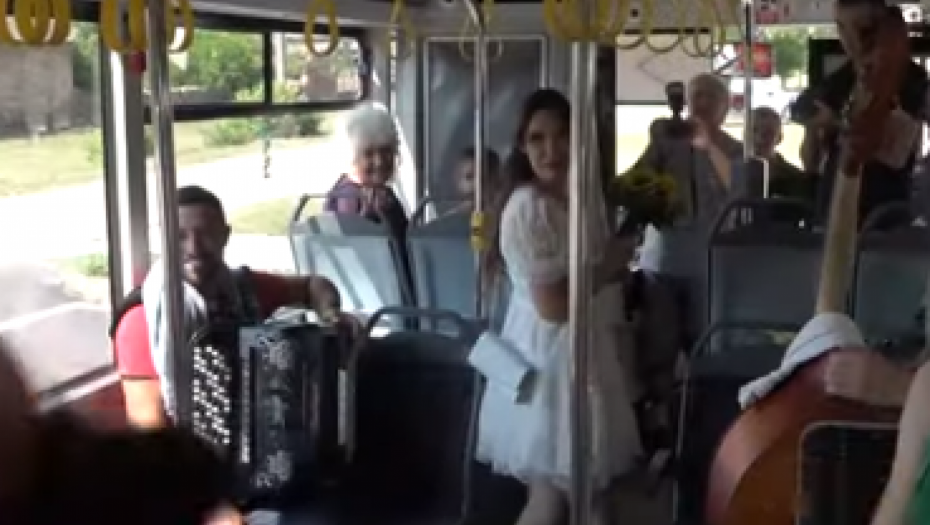 MLADA BACILA BIDERMAJER U AUTOBUSU! Jovana i Goran napravili venčanje za pamćenje (VIDEO)