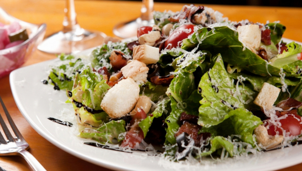 CEZAR SALATA SJAJAN IZBOR ZA LETO: Ova dva recepta su drugačija od originalnog, a podjednako ukusna