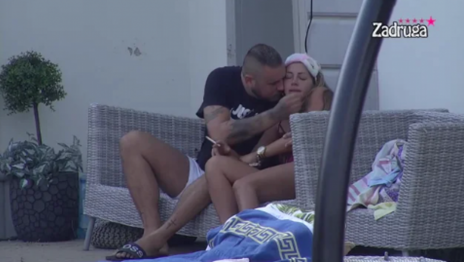 LAVINA EMOCIJA! Car prišao uplakanoj Dalili, pa je obasipao poljupcima (FOTO)