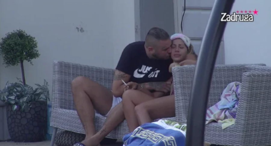 LAVINA EMOCIJA! Car prišao uplakanoj Dalili, pa je obasipao poljupcima (FOTO)