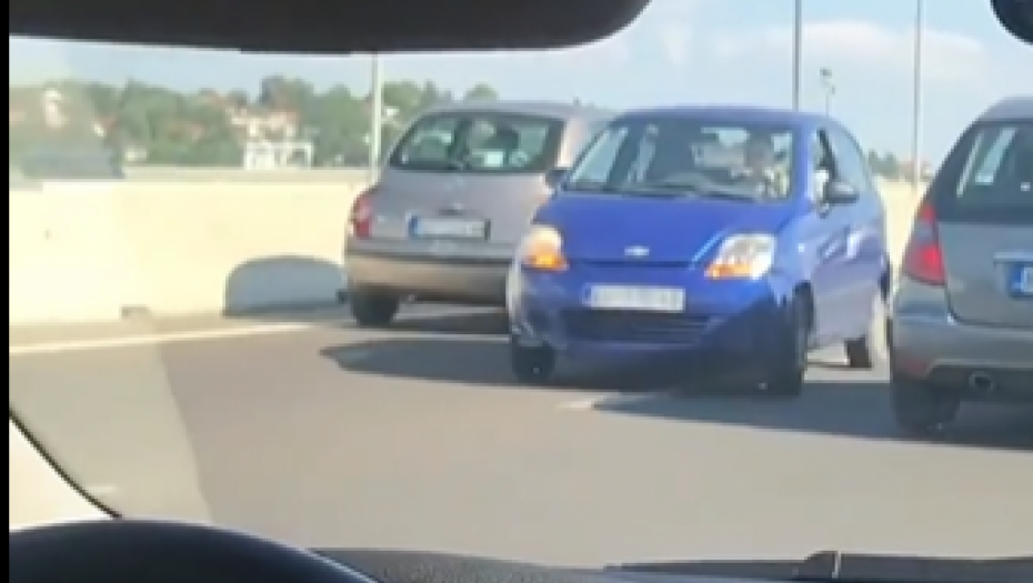 NEVEROVATAN PRIZOR SA MOSTA NA ADI Čovek vozi suprotnom trakom, za dlaku izbegnuta tragedija (FOTO)