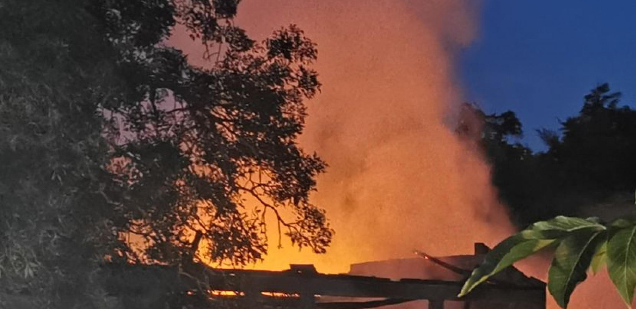 PLAMEN VISOK PET METARA Vatrena stihija progutala krov kuće u čačanskom selu (FOTO)