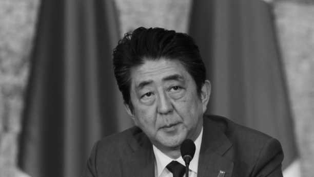 Tuča tokom komemorativne ceremonije povodom godinu dana od ubistva Šinza Abea