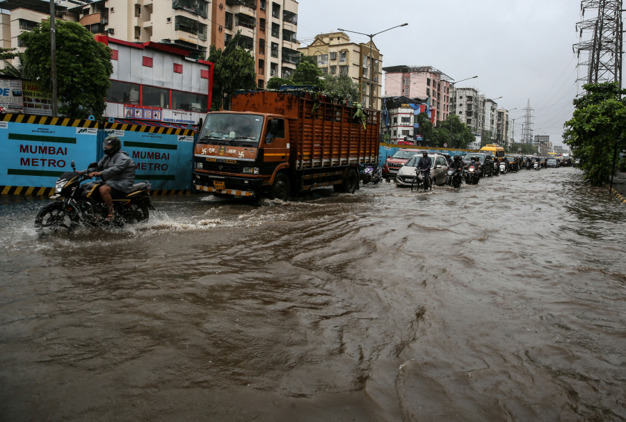CRVENO UPOZORENJE Obilne padavine i poplave u Mumbaju (FOTO)