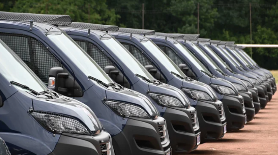 GRAĐANI SRBIJE TREBA DA BUDU SIGURNI I BEZBEDNI Vulin uručio ključeve 70 specijalnih vozila policijskim upravama