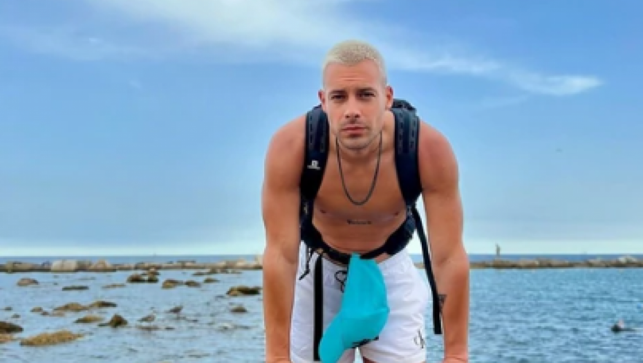 KREM ESTRADE UŽIVA Evo kako oni provode vreme na moru, pevačica izbacila poprsje u prvi plan, a voditeljki kupaći jedva prekrio šta treba (FOTO)