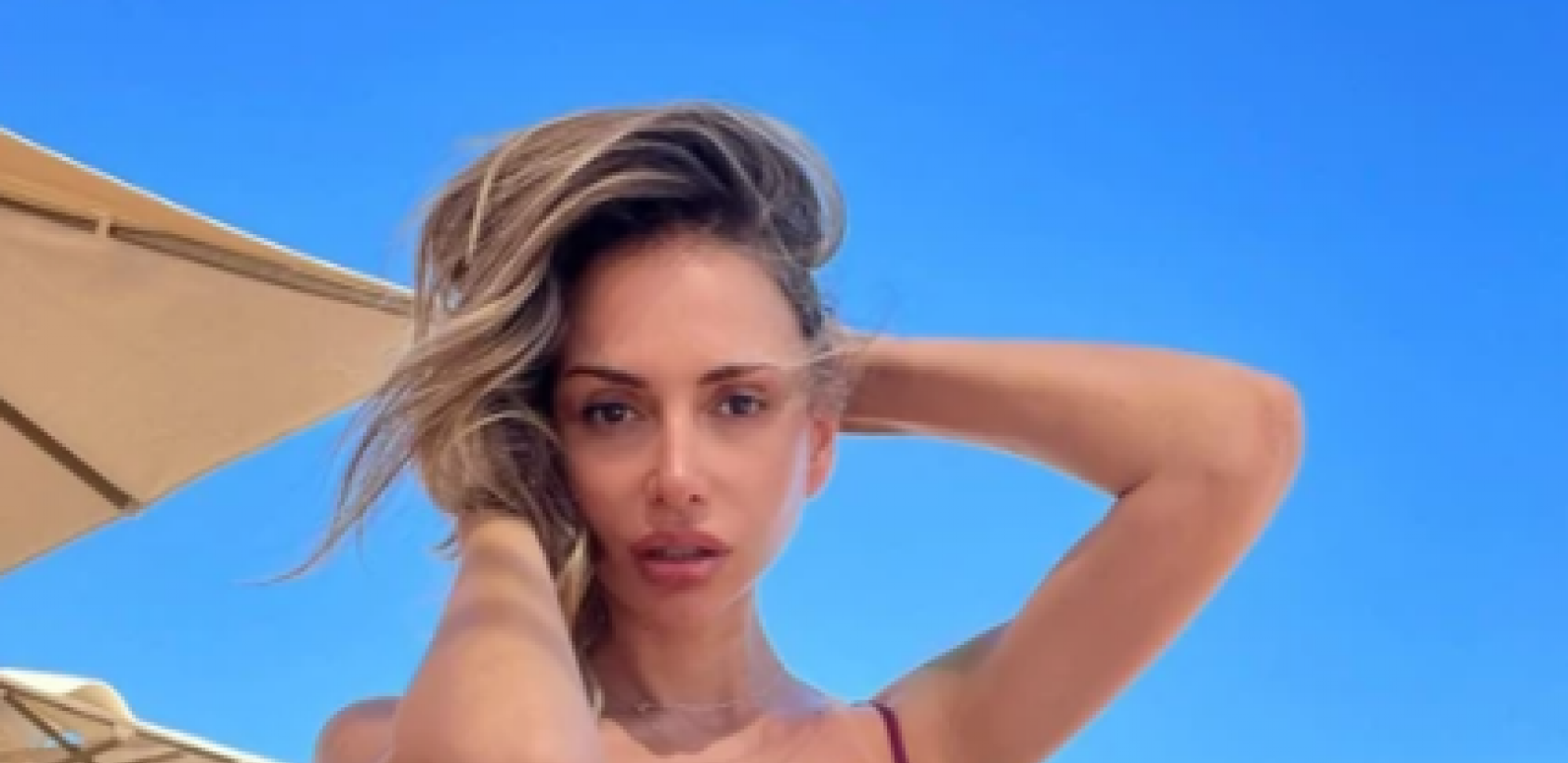 KREM ESTRADE UŽIVA Evo kako oni provode vreme na moru, pevačica izbacila poprsje u prvi plan, a voditeljki kupaći jedva prekrio šta treba (FOTO)