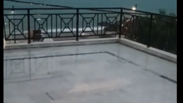 JAKO NEVREME POGODILO GRČKU! OMILJENA SRPSKA LETOVALIŠTA POD VODOM! Za pet minuta ulice se pretvorile u reku, pogledajte snimke koje su napravili naši turisti (VIDEO)