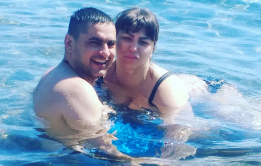 DOHVATILI SE U PLIĆAKU Miljana Kulić i njen dečko Nenad Macanović Bebica nisu birali mesto, oni su javno razmenjivali nežnosti: Ljudi gledaju i ne veruju (FOTO)