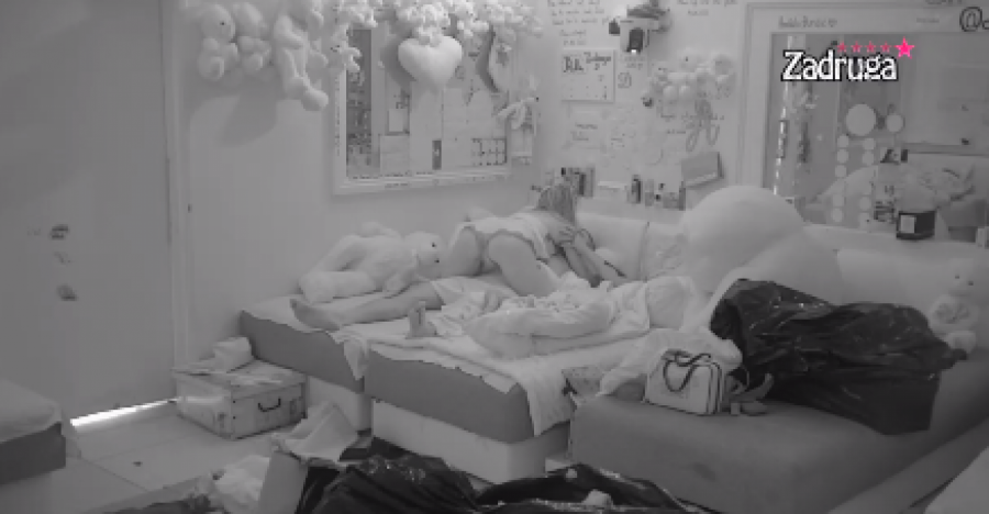 TRESLA SE SPAVAĆA SOBA Dalila i Filip u naletu strasti probudili zadrugare: Vrela akcija (VIDEO)
