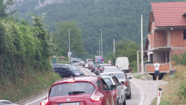 OGROMNE KOLONE NA PUTU KA GRČKOJ ZBOG UDESA Zastoj u Grdeličkoj klisuri stvorio je saobraćajni kolaps
