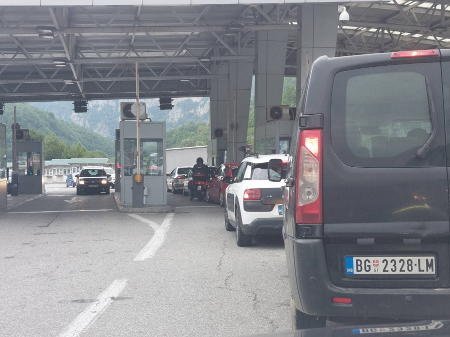 VELIKE GUŽVE IZ PRAVCA CRNE GORE KA SRBIJI Na izlazu se nalazi kilometarska kolona vozila  (FOTO)