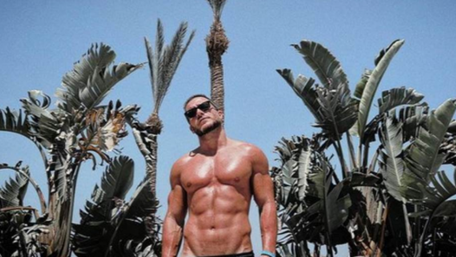 POKAZAO IZVAJANO TELO Saša Kovačević zapalio društvene mreže svojim golišavim fotografijama: Zdrava hrana-teretana (FOTO)