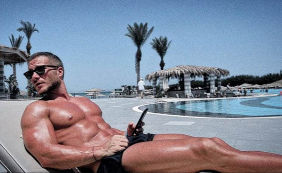 POKAZAO IZVAJANO TELO Saša Kovačević zapalio društvene mreže svojim golišavim fotografijama: Zdrava hrana-teretana (FOTO)