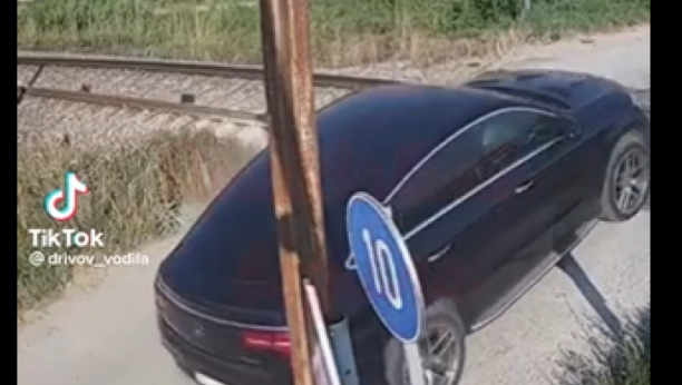 (UZNEMIRUJUĆI VIDEO) STRAVA I UŽAS KOD VALJEVA Brzi voz pokosio automobil
