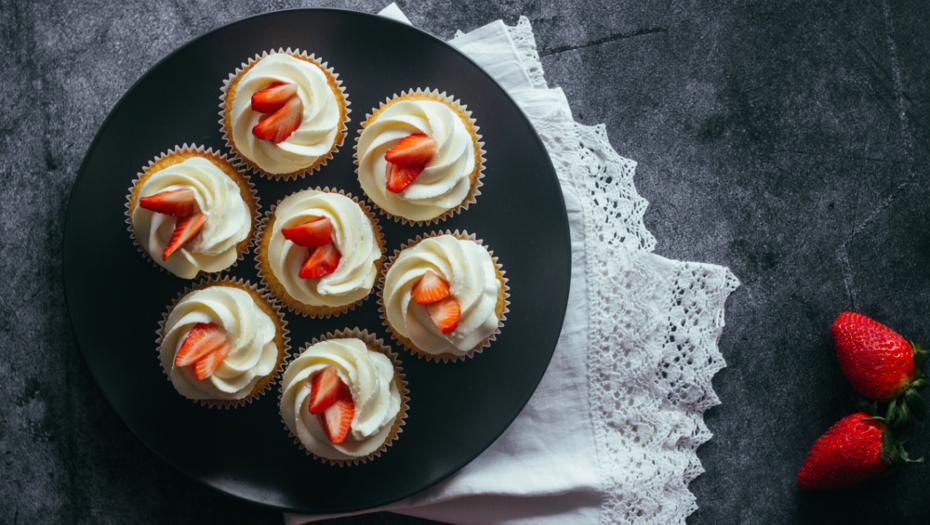 Poslastica za celu porodicu: Mafini sa jagodama i šlagom