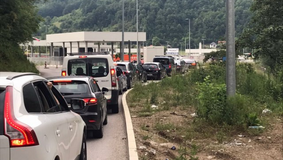 VAŽAN APEL MUPA-A GRAĐANIMA Informišite se pre polaska na put, očekuju se gužve (VIDEO)