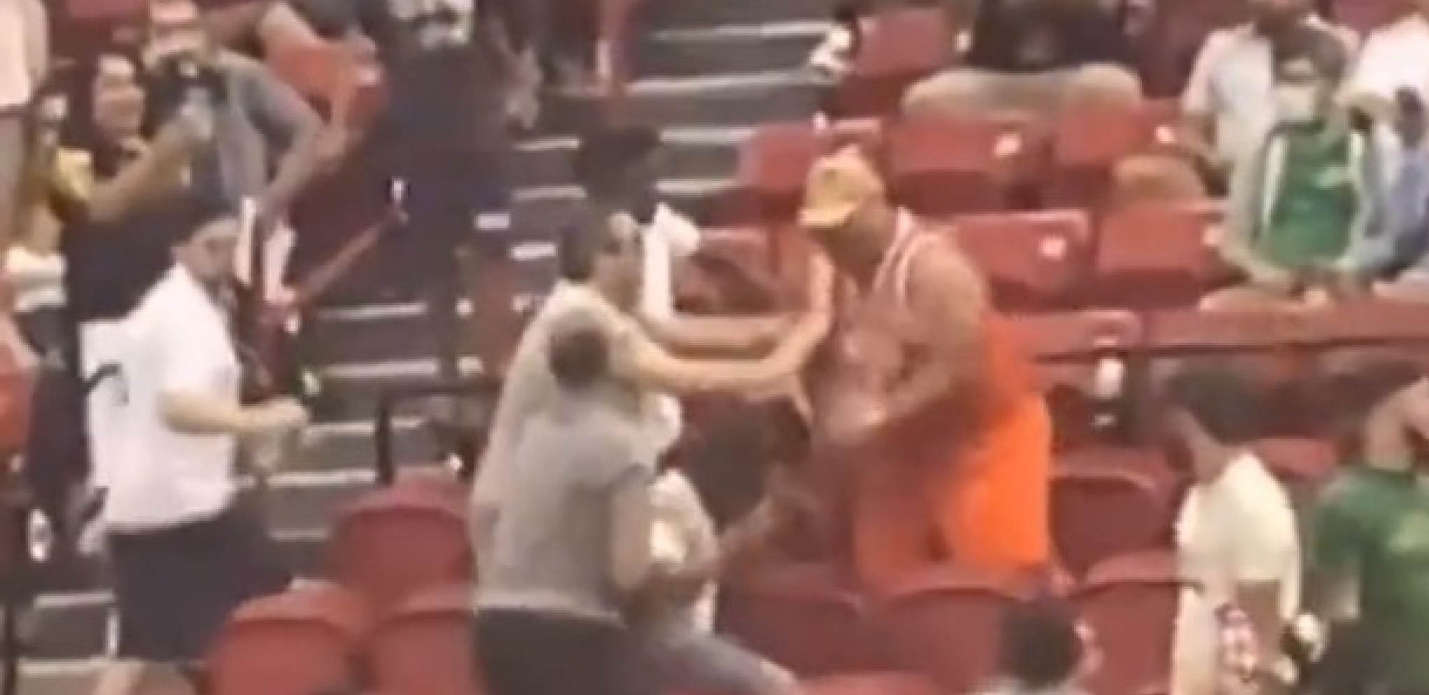 VELIKA TUČA KAKVA SE RETKO MOŽE VIDETI Borba bila žestoka, krupniji NBA navijač pesničario drugog zaglavljenog između sedišta (VIDEO)