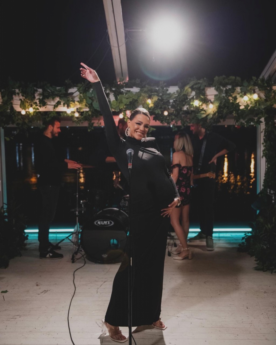 NE PRESTAJE DA IZNENAĐUJE Marija Mikić nekoliko dana nakon porođaja objavila dva spota, oduševila fanove novim pesmama (FOTO/VIDEO)