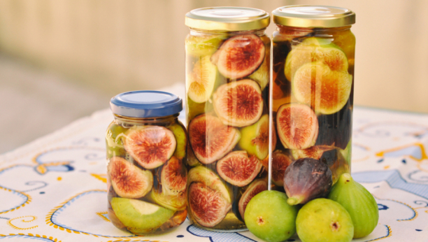 NAPRAVITE LIKER OD SMOKVE Žene ga obožavaju, u mnogim krajevima Srbije je piće broj jedan