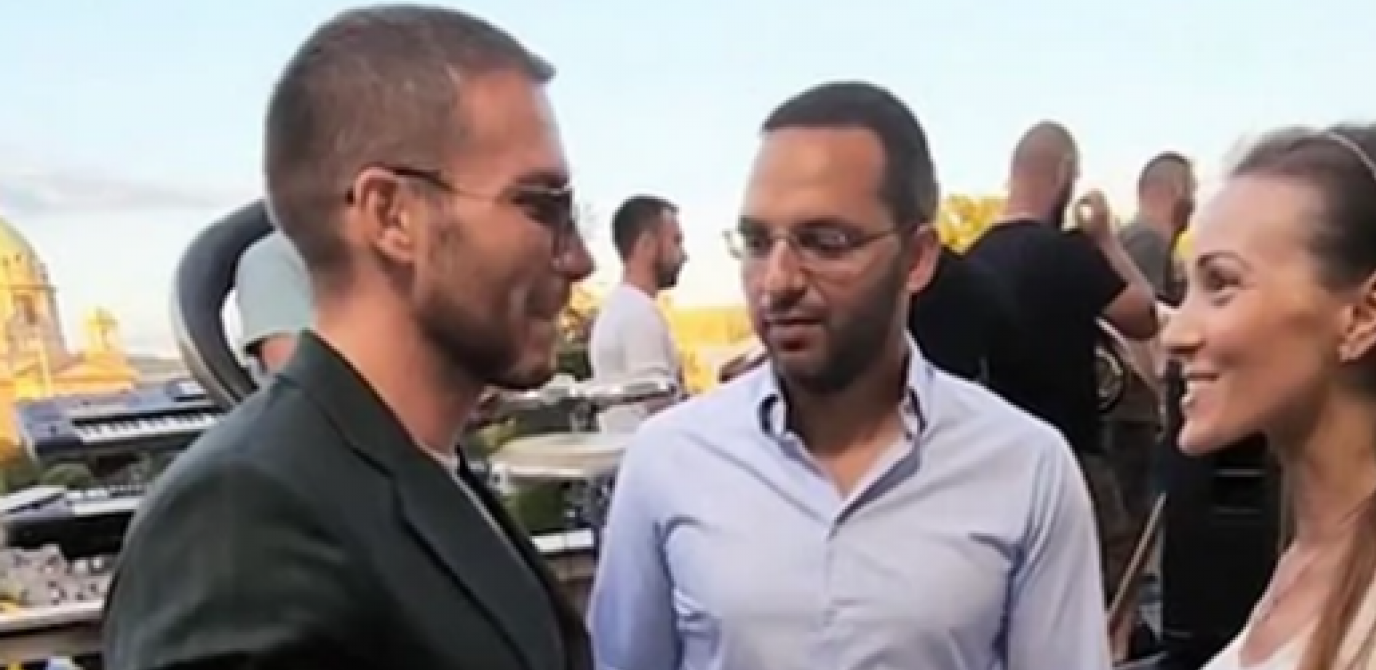 NE SKIDAJU OSMEH SA LICA Jelena Đoković sa Sašom Kovačevićem čeka Novaka, veliki doček šampiona ispred Starog dvora (FOTO)