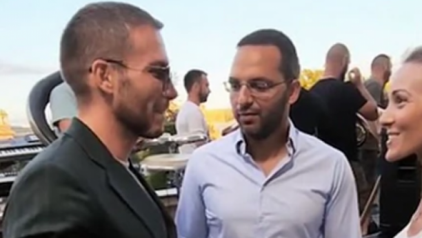 NE SKIDAJU OSMEH SA LICA Jelena Đoković sa Sašom Kovačevićem čeka Novaka, veliki doček šampiona ispred Starog dvora (FOTO)