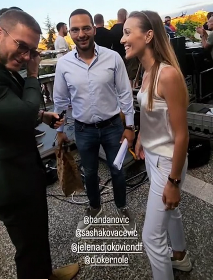 NE SKIDAJU OSMEH SA LICA Jelena Đoković sa Sašom Kovačevićem čeka Novaka, veliki doček šampiona ispred Starog dvora (FOTO)