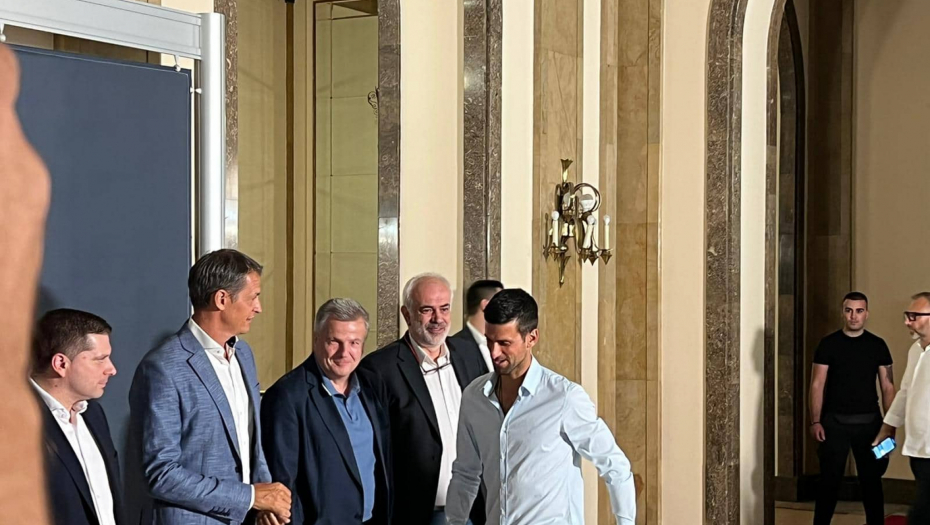 NOVAK UZ HIMNU BOŽE PRAVDE IZAŠAO NA BALKON Đoković se obratio naciji: Ovo su najlepši trenuci u životu (VIDEO)