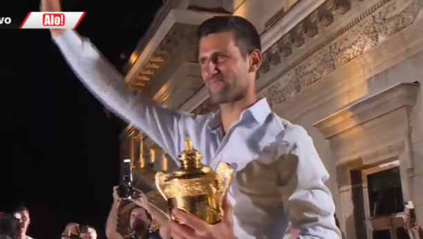 NOVAK UZ HIMNU BOŽE PRAVDE IZAŠAO NA BALKON Đoković se obratio naciji: Ovo su najlepši trenuci u životu (VIDEO)