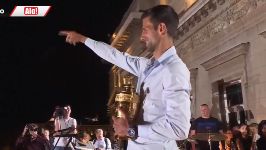NOVAK UZ HIMNU BOŽE PRAVDE IZAŠAO NA BALKON Đoković se obratio naciji: Ovo su najlepši trenuci u životu (VIDEO)