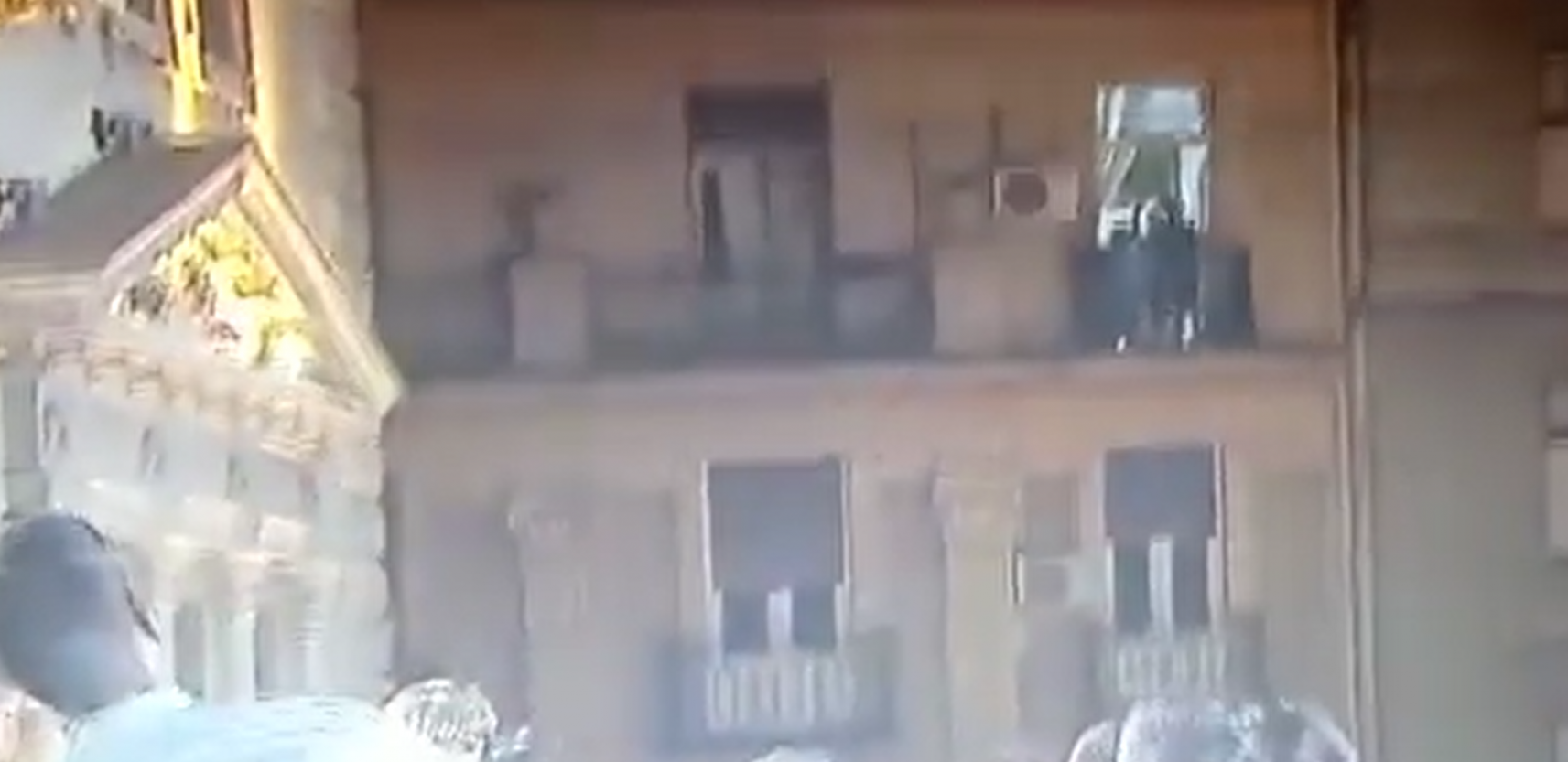 TRENUTAK ZA SVA VREMENA Ovo može samo Novak - sa balkona na terasu, publika u transu (VIDEO)