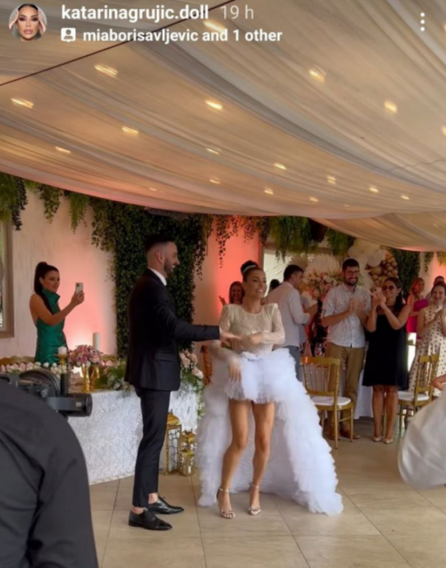 PRAVI SPEKTAKL NA SVADBI Prštalo na sve strane, svatovi u transu, a evo šta je pevačica uradila (FOTO)