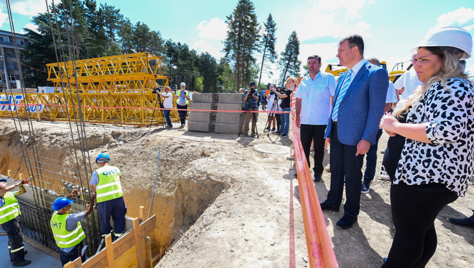 MIROVIĆ: Počela druga faza radova na izgradnji objekta Кamenica 3, u toku instalacija novog PET skenera (FOTO)